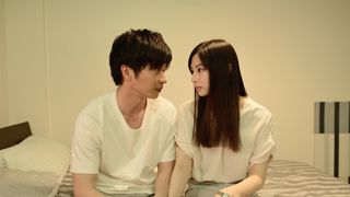 北川景子&田中圭、至近距離で見つめ合う…『スマホを落としただけなのに』場面写真