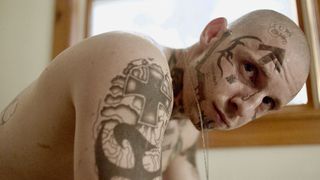 壮絶な痛み…顔面タトゥー男が長期にわたる過酷な除去手術で消し去ったもの