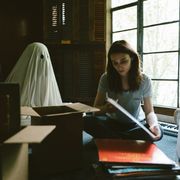 妻を見守るシーツ姿の幽霊…『ア・ゴースト・ストーリー』新劇中写真公開