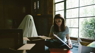 妻を見守るシーツ姿の幽霊…『ア・ゴースト・ストーリー』新劇中写真公開