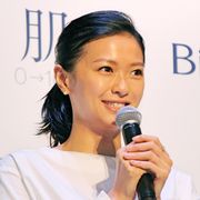 榮倉奈々、幼少期の写真を公開!「懐かしい」と照れ笑い