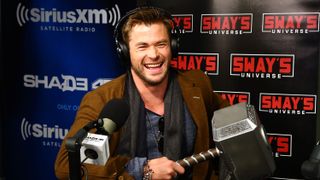 クリス・ヘムズワース、ヒッチハイカーをヘリで送ってあげる