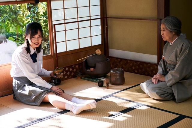撮影初日、初演技に臨む山下美月