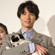 福士蒼汰、“主演猫”ナナにハグで感謝「ずっと一緒にいたい」