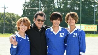 キンプリ高橋&神宮寺&岩橋、吉田鋼太郎と肩組み!「部ダメ」オフショットが公開