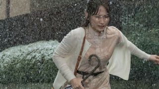川栄李奈、雨と雪の中で迫真の演技！『人魚の眠る家』