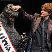 宮野真守、ゴジラをナデナデ!『GODZILLA 星を喰う者』キャストもスキンシップ