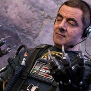 Mr.ビーン俳優がパワードスーツを着たら…ぶっ飛び映像