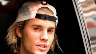 ジャスティン・ビーバー、新たな顔面タトゥー入れていた!妻のため