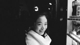 趣里&菅田将暉、撮影現場での何気ない表情『生きてるだけで、愛。』モノクロ写真