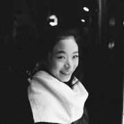 趣里&菅田将暉、撮影現場での何気ない表情『生きてるだけで、愛。』モノクロ写真
