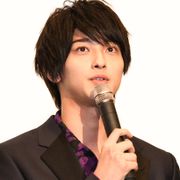 横浜流星、感極まって涙流した真野恵里菜を優しくフォロー!