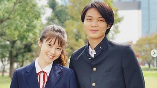 今田美桜、磯村勇斗の制服姿！月9「SUITS」兄妹ショットに絶賛集まる