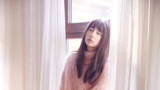 山本美月、美脚あらわ！ へそ出しショットも