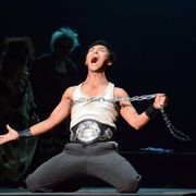 草なぎ剛、ゴリラマッチョな肉体美を披露!音楽劇「道」でザンパノ役