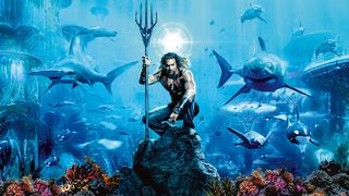 コワモテなアクアマンも、時に笑顔！意外な一面も収めた予告編