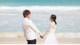 桐谷美玲&三浦翔平の手つなぎショットに大反響「ドラマのワンシーンみたい」