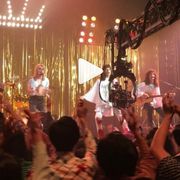 『ボヘミアン・ラプソディ』カットされた日本公演で「'39」を歌う映像が公開!