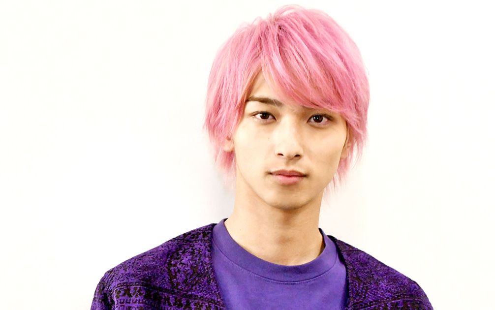 横浜流星「初めて恋をした日に読む話」ピンク髪のイケメン高校生役で注目！ シネマトゥデイ