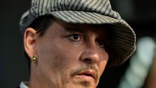 ジョニー・デップ、結婚記念日の夫婦にサプライズ!