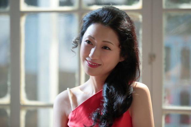 香田家を振り回す美女…