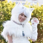 飯豊まりえ、ふわふわの白猫姿!『トラさん』全身カット