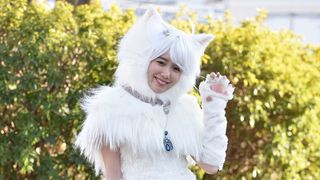 飯豊まりえ、ふわふわの白猫姿!『トラさん』全身カット