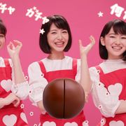 浜辺美波、キュートな高速ダンス!山田杏奈、久間田琳加と息ぴったり