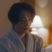 中村倫也、バスローブ姿もイケメン!『美人が婚活してみたら』新カット&メイキング
