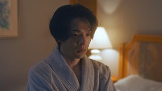 中村倫也、バスローブ姿もイケメン!『美人が婚活してみたら』新カット&メイキング