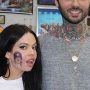 衝撃!ハリー・スタイルズの巨大タトゥーを顔面に入れた女性歌手