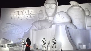 『スター・ウォーズ』乗れる巨大雪像が完成!カイロ・レンが祝福に登場
