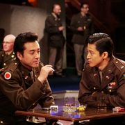 小栗旬&ムロツヨシの軍服姿「二つの祖国」場面写真