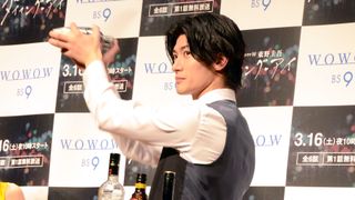 三浦春馬、バーテンダー実演にファンうっとり