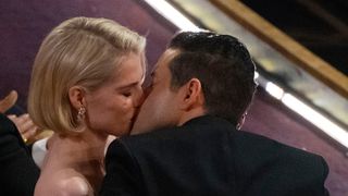 『ボヘミアン・ラプソディ』ラミ・マレック、熱いキスでオスカー祝福！