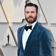 まさにキャプテン・アメリカ!クリス・エヴァンス、授賞式で紳士対応