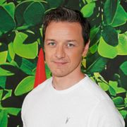 ジェームズ・マカヴォイ、セレブのサイン入りシャツをチャリティーくじへ