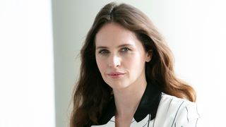 フェリシティ・ジョーンズ、演じたのはマントなしのスーパーヒーロー!