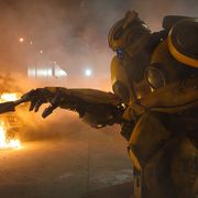 バンブルビーの暴走モード!少女のピンチに立ち上がる本編映像公開