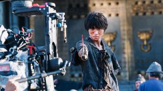 山崎賢人『キングダム』撮影の裏側!山崎と吉沢亮の肩組み写真も