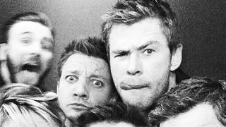 待ってろサノス!『アベンジャーズ』メンバーが集合写真でメッセージ