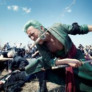 ワンピース実写CM、ゾロの三刀流を再現!池内博之が104人を斬る