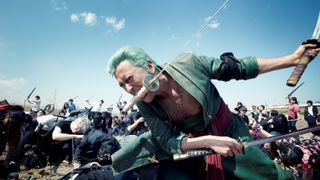 ワンピース実写CM、ゾロの三刀流を再現!池内博之が104人を斬る
