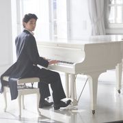 磯村勇斗、気品あふれるピアノ演奏姿!「御曹司ボーイズ」新カット