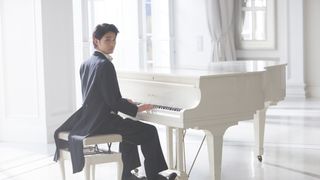 磯村勇斗、気品あふれるピアノ演奏姿!「御曹司ボーイズ」新カット