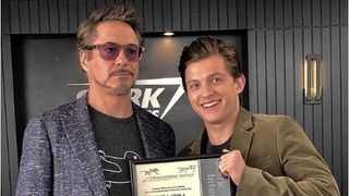 ロバート・ダウニー・Jr『アベンジャーズ／エンドゲーム』予告の2ショット撮影舞台裏を公開
