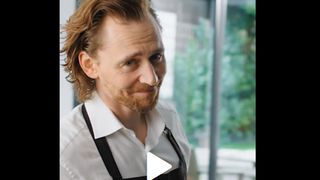 トム・ヒドルストンに朝食を作ってもらった気分になれる動画が公開