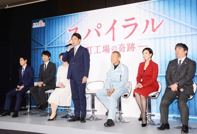 会見の様子。左から戸塚、眞島、貫地谷、玉木、國村、真矢、真山(原作者)