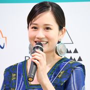 前田敦子、出産後初の公の場 ウズベキスタン副首相から祝福のメッセージ