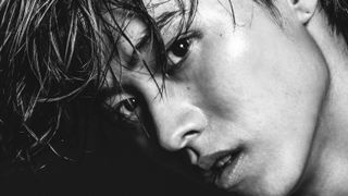 山崎賢人、写真集未公開カットのパネル展が開催!